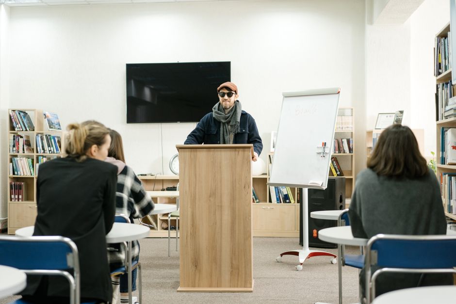 Foto von Lernmaterialien und Notizen während eines Workshops